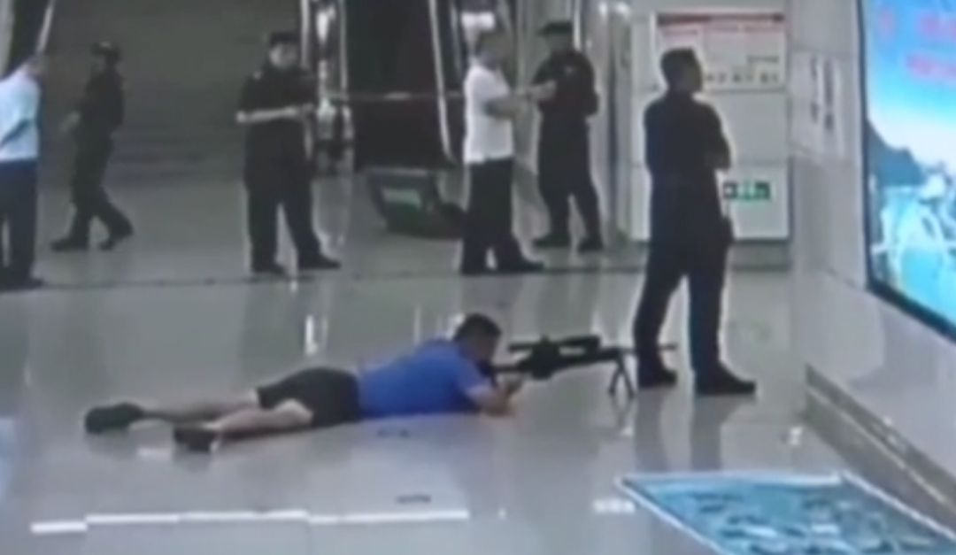 Francotirador chino mata secuestrador: Video: Matan a secuestrador disparando entre las piernas de un policía