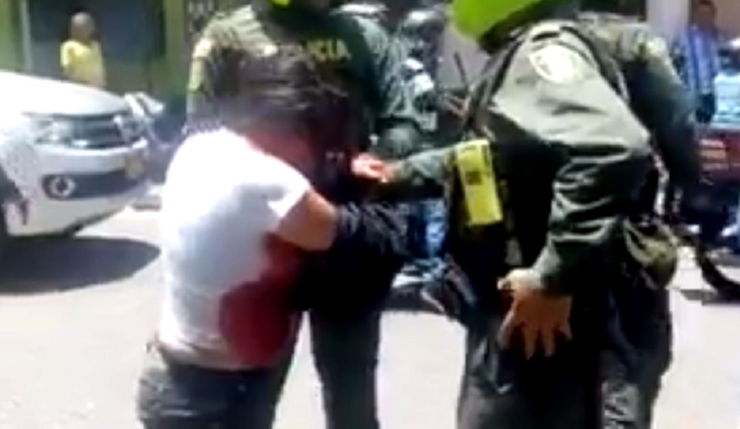 AGRESIÓN PARQUE MUJER TRASTORNOS MENTALES: Mujer con trastornos mentales atacó a 4 personas en un parque