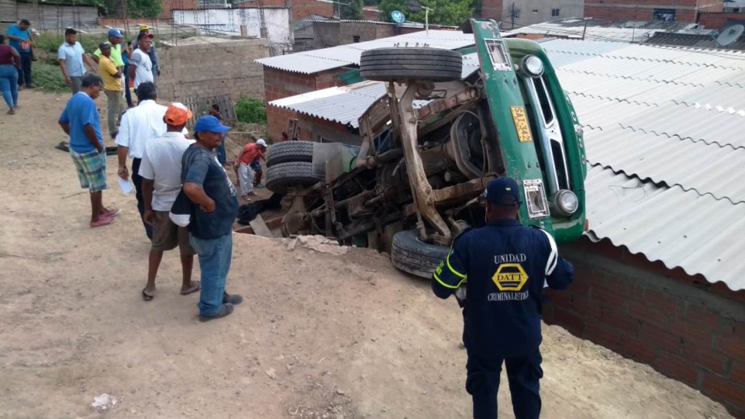 Cae volqueta sobre una vivienda en Cartagena
