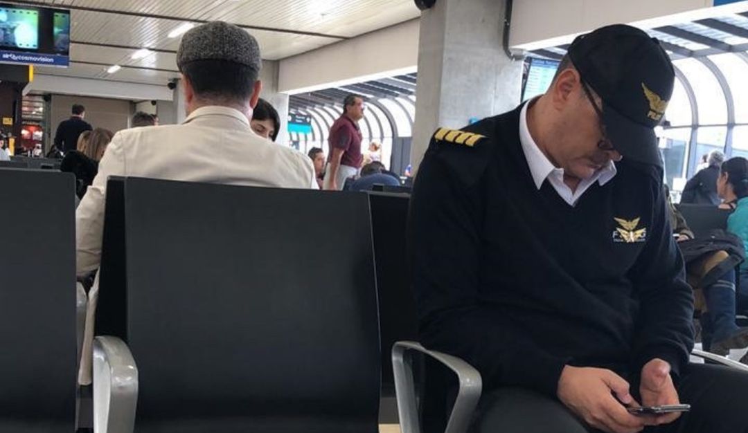 Excontralor de Antioquia vestido de piloto en el aeropuerto: Cuestionado excontralor de Antioquia fue visto en aeropuerto de Rionegro