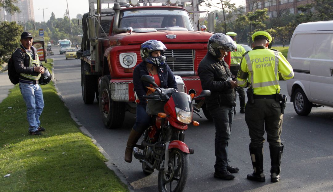 Multas por no portar cintas reflectivas: Controles pedagógicos a vehículos que no tengan cintas retrorreflectivas