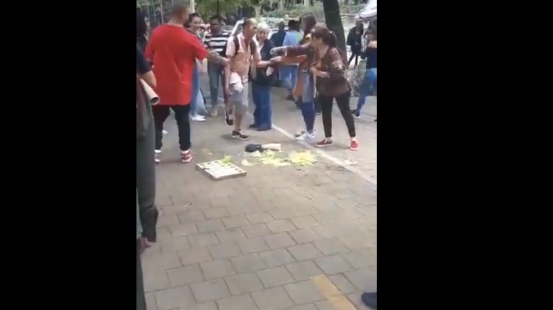 ¿Estafa o solidaridad? Así reacciona la gente con vendedor ambulante