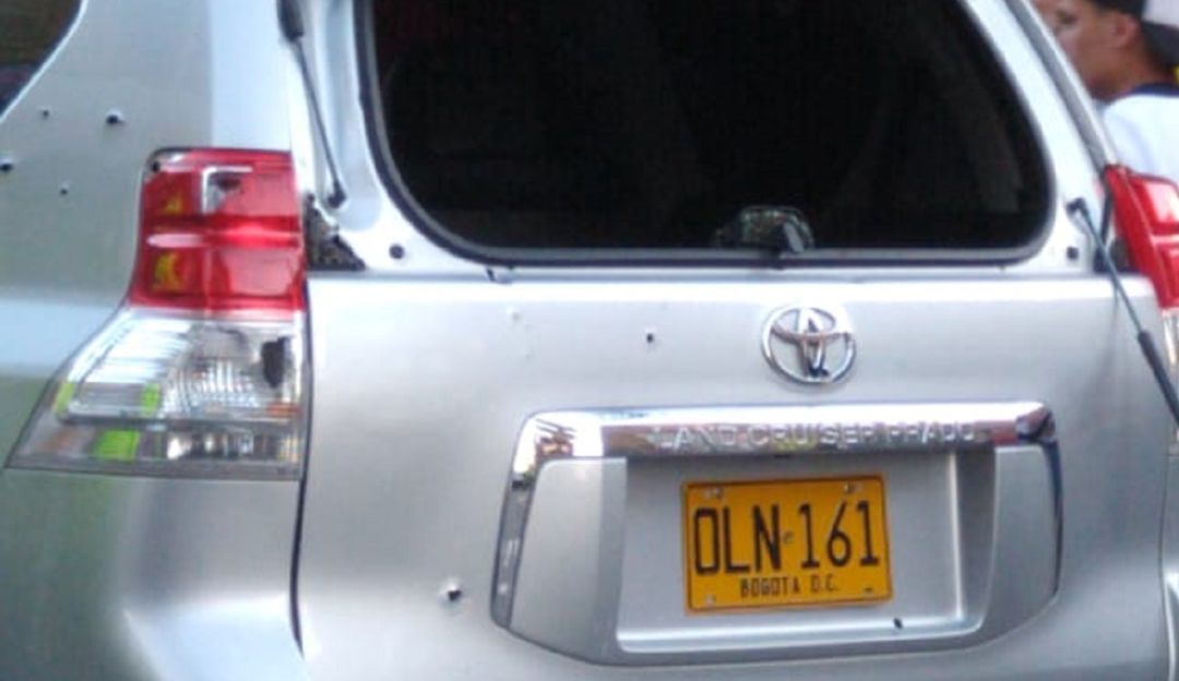 Atacan a policías en Bogotá: A policías en Bogotá los atacaron en camioneta con placas oficiales