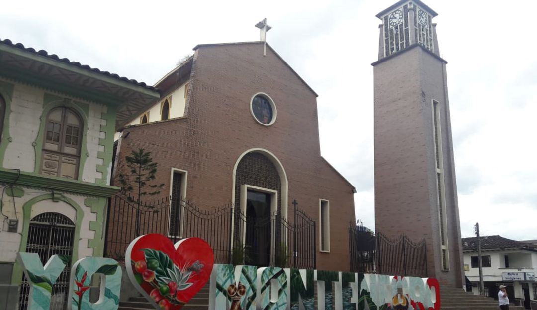 Al fondo parroquia San José de Montenegro en el parque principal