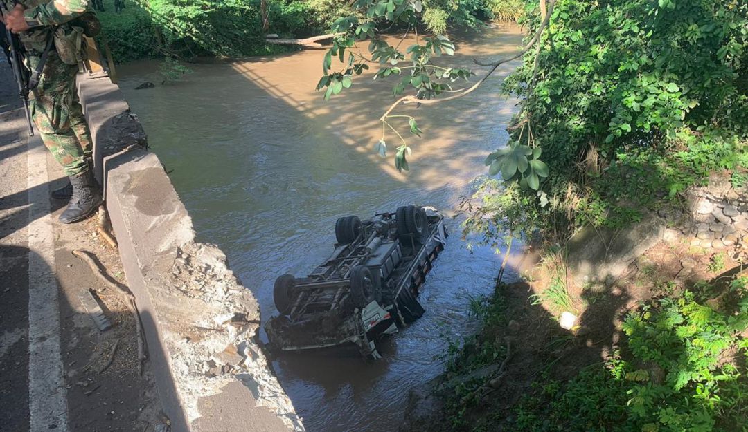 Carro del Esmad cae a río: Camión del Esmad cae al río Magdalena y deja seis policías lesionados