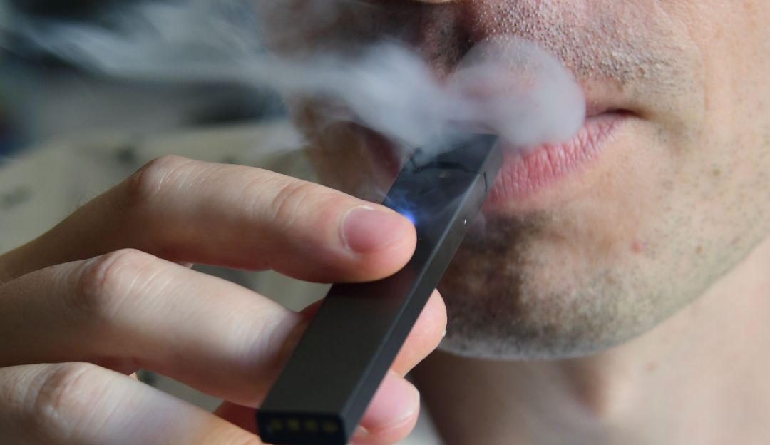 Sanciones a cigarrillos electrónicos: Empresa de cigarrillos electrónicos en aprietos por publicitar para jóvenes