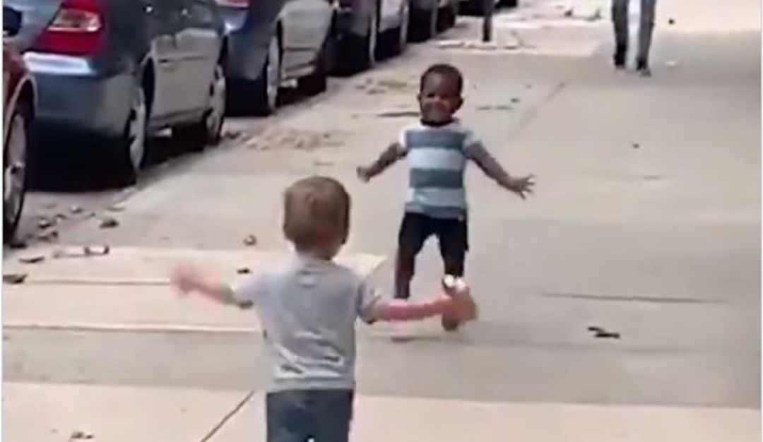 El saludo de dos niños que está enamorando a los cibernautas: La conmovedora reacción de dos niños al reencontrarse se vuelve viral