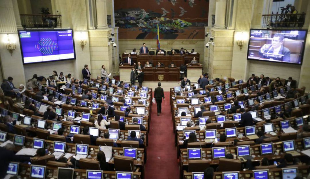 Hojas de vida de los congresistas colombianos.: Cónsul en Orlando es bachiller