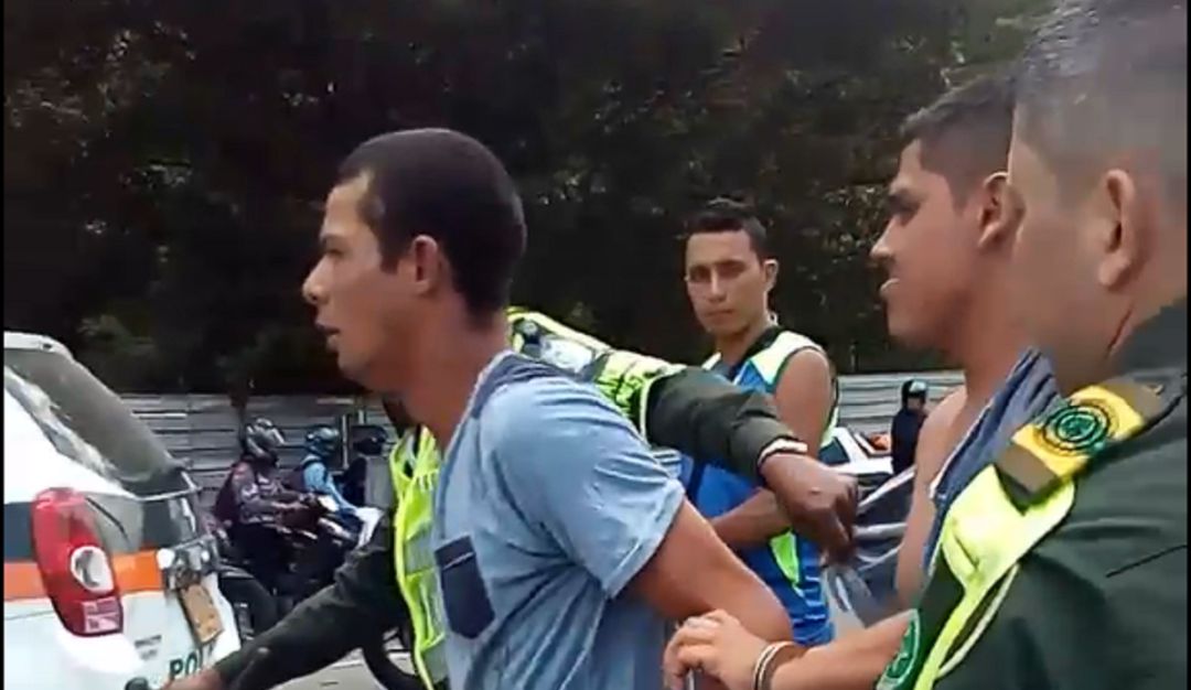 BUCARAMANGA AGRESIONES ALFÉRECES INMOVILIZADOS GRÚAS: Video: Intentaron bajar vehículo inmovilizado de grúa BUCARAMANGA AGRESIONES ALFÉRECES INMOVILIZADOS GRÚAS: Video: Intentaron bajar vehículo inmovilizado de grúa