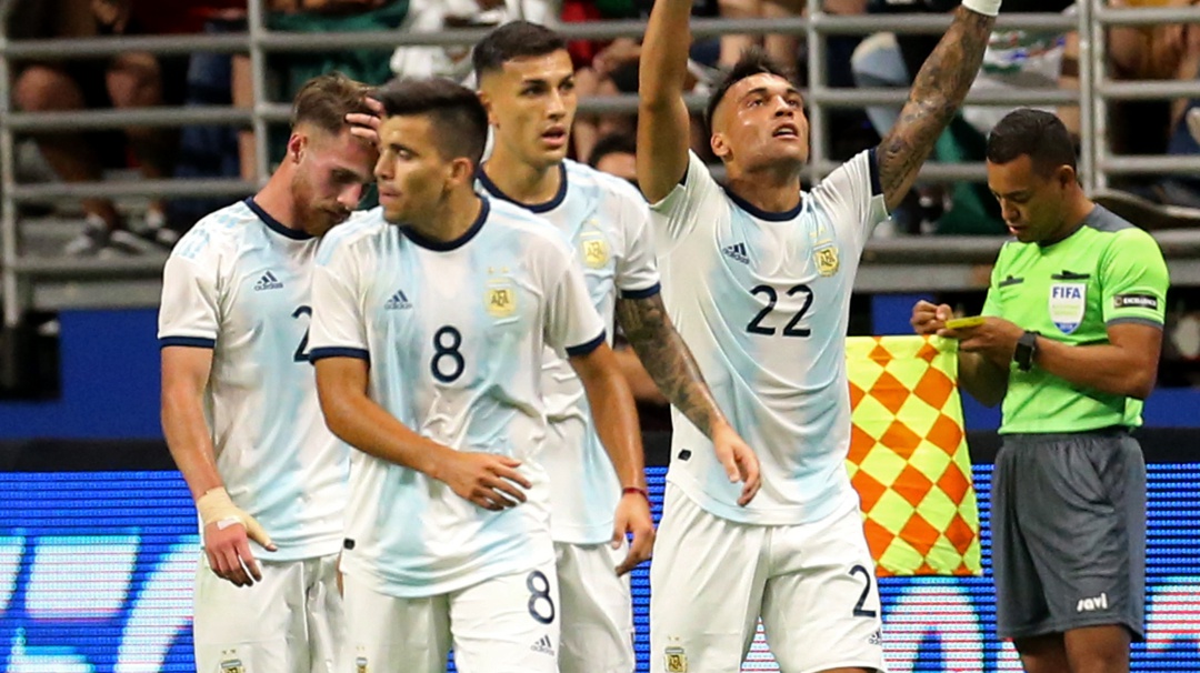 Argentina se divirtió con México y le quitó su invicto en la era Martino