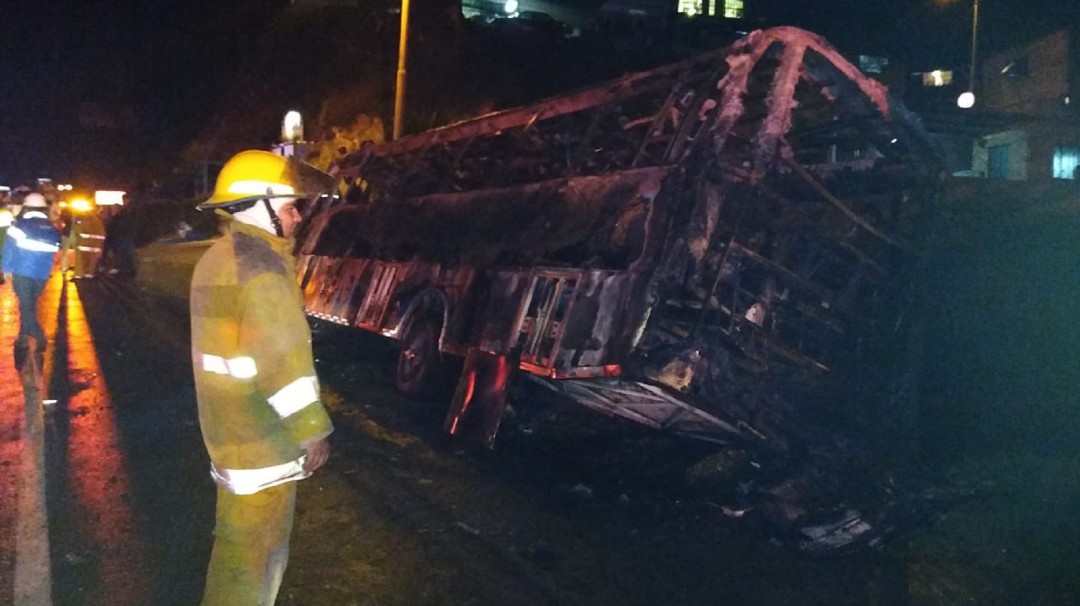 Encapuchados incineran bus en vías de Cundinamarca