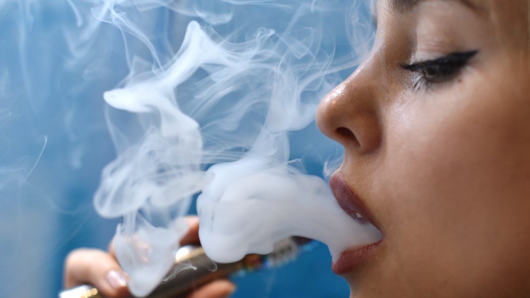 Trump planea prohibir venta cigarrillos electrónicos con sabores
