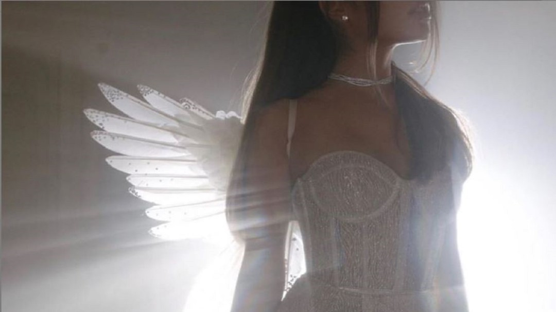 ¡Qué calentura! Ariana Grande, Miley Cyrus y Lana Del Rey vestidas de ángel