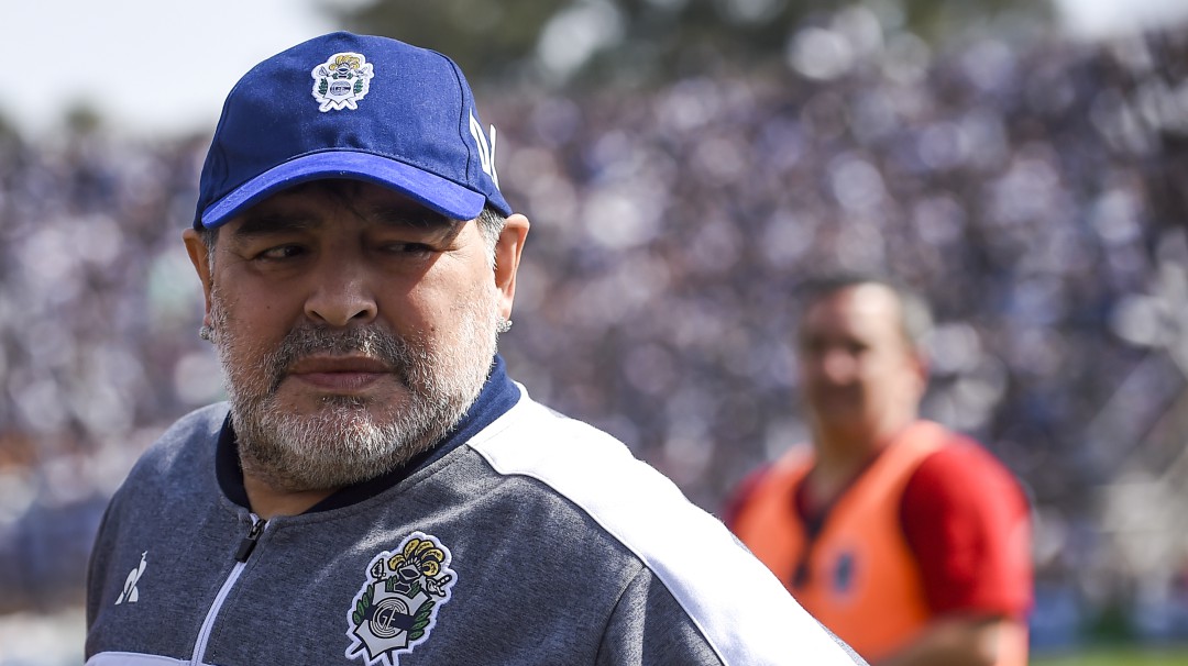 Debut y polémica en el estreno de Maradona como DT de Gimnasia