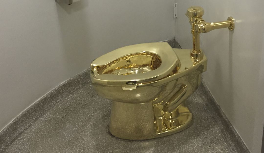 Inodoro de oro macizo, hecha por el italiano Maurizio Cattelan