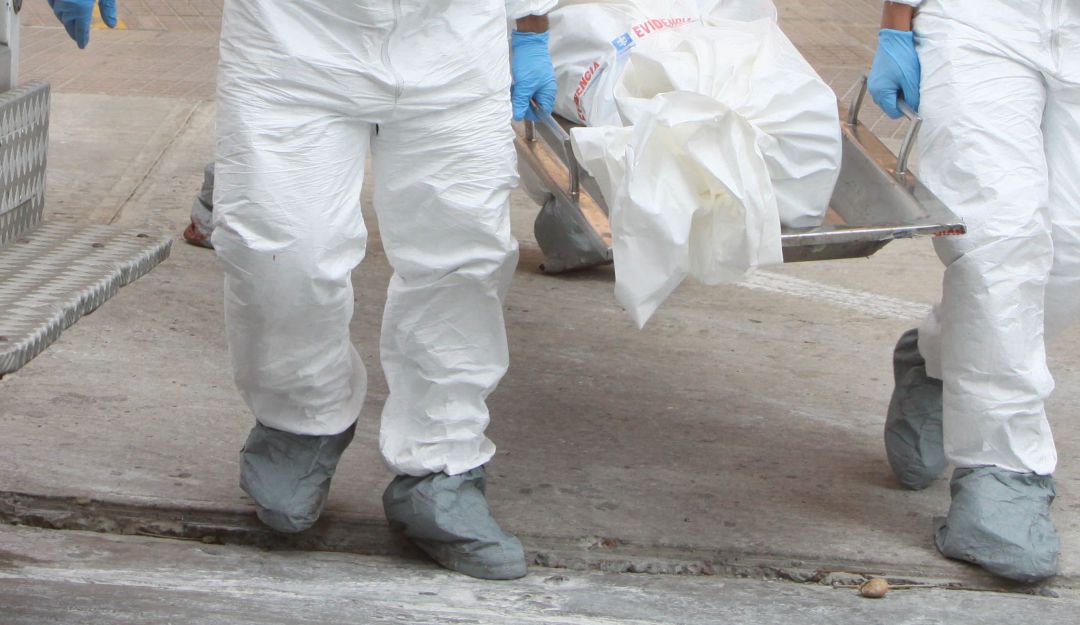 Cuerpo encontrado en bolsas: Hombre de 50 años fue hallado bajo su cama envuelto en bolsas de basura