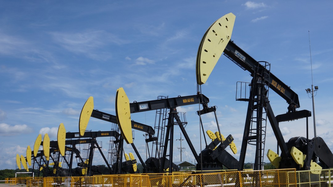 Referencia Brent sube 10,5% tras ataques a plantas sauditas