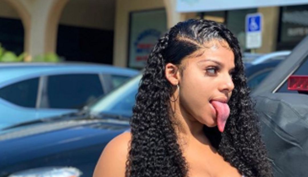 Mujer con la lengua larga: Gana millones al año por tomarse fotos sacando la lengua