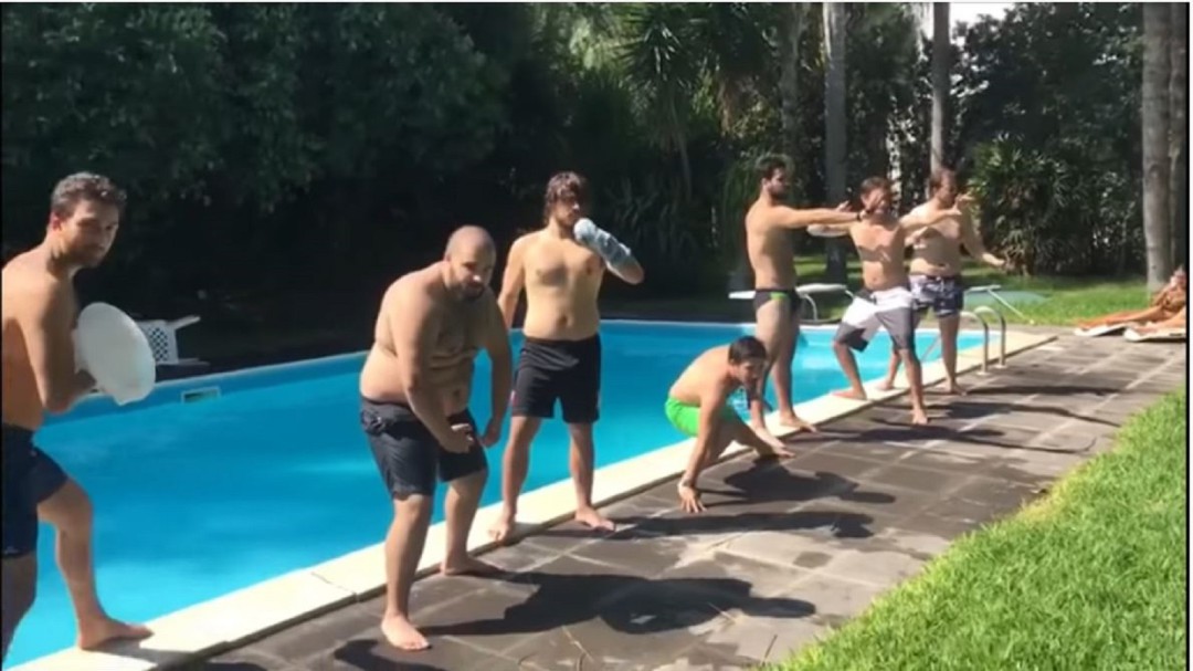 ¡En una piscina! La recreación más divertida de los ‘Avengers Endgame’