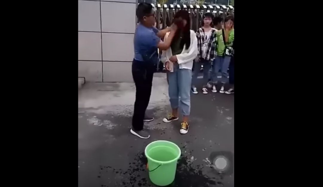 video viral Colegio profesor limpia maquillaje de alumnas: Video: Este profesor no deja que las alumnas maquilladas entren al colegio