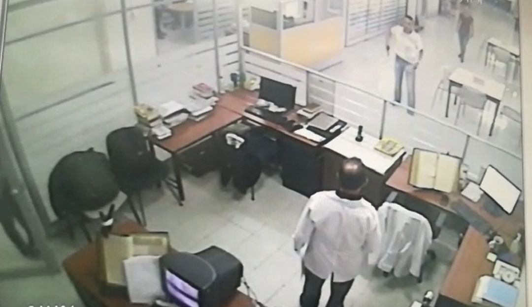 Imágen del video de seguridad de la Biblioteca Pública de Manizales
