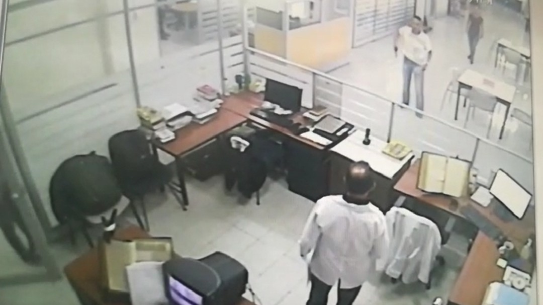 Con arma de fuego un hombre amenazó a ciudadanos en la Biblioteca Pública