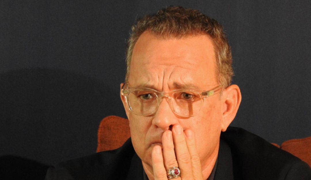 Tom Hanks Jennifer López beso: ¿Se limpió el rostro? Tom Hanks es blanco de críticas por este gesto