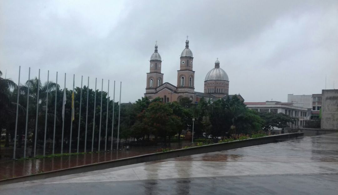 Día nublado y lluvioso en la ciudad de Armenia, sector CAM