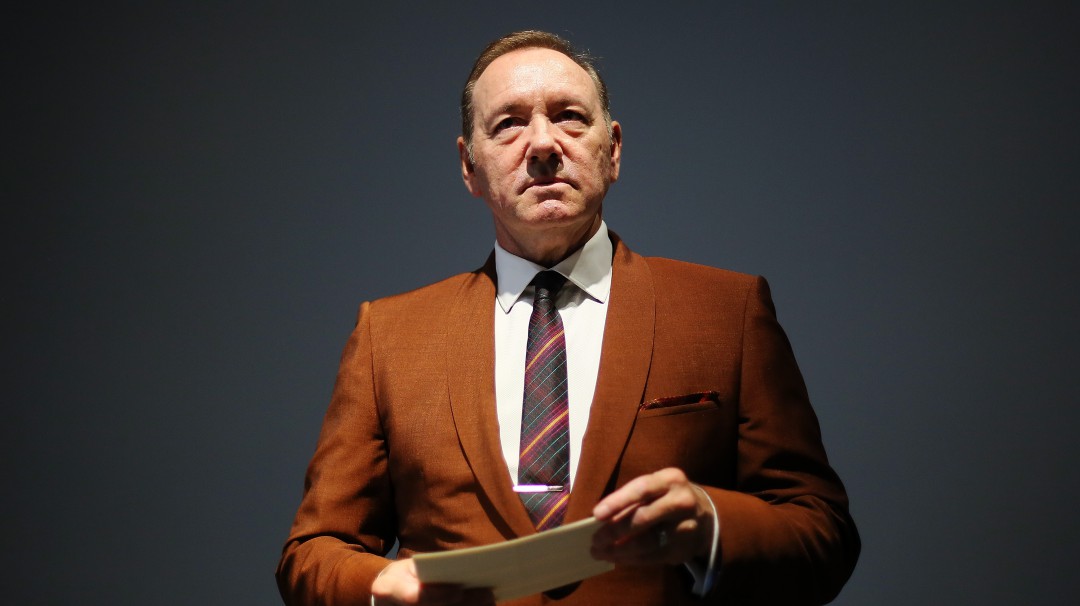 Muere hombre que acusó a Kevin Spacey de agresión sexual