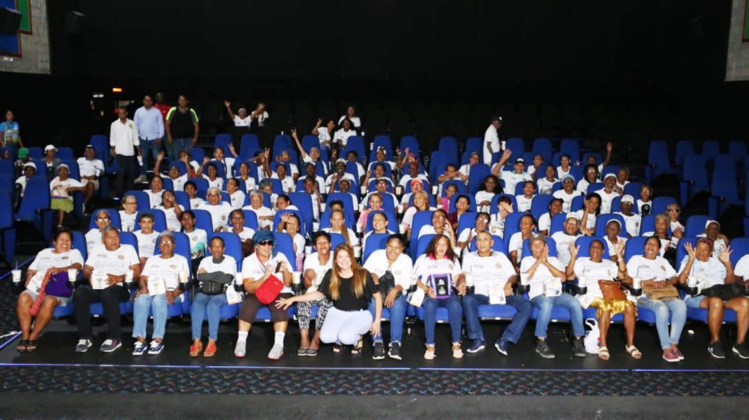 Adultos mayores en Cartagena visitan sala de cine