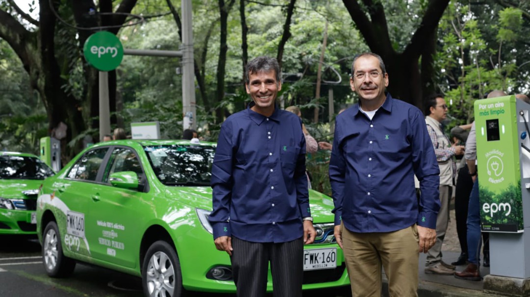Entran en funcionamiento los taxis eléctricos en Medellín