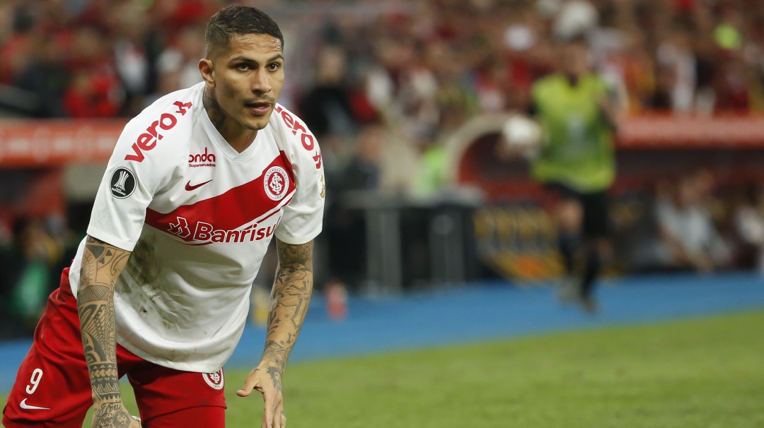 Paolo Guerrero y su ‘agresiva’ manera de intercambiar las camisetas