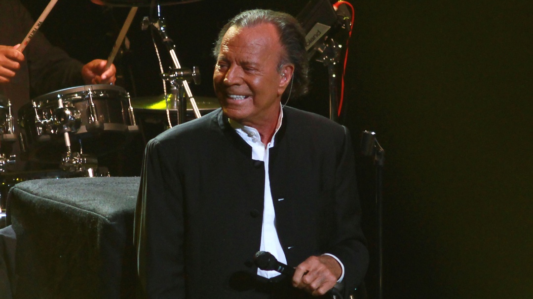Julio Iglesias: 76 años de música, excesos e intriga