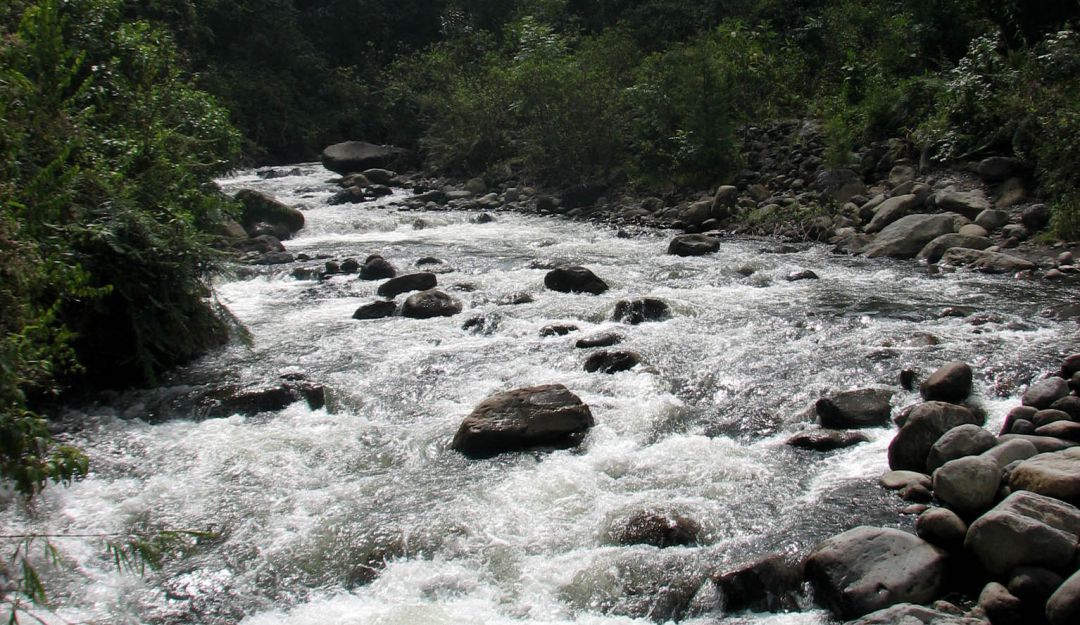 Mujer quedó atrapada en río: Rescatan a mujer que quedo atrapada en el río Guáitara