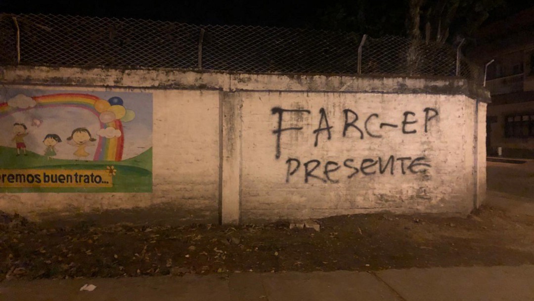 Aparecen grafitis en escuela de Florida alusivos a las FARC