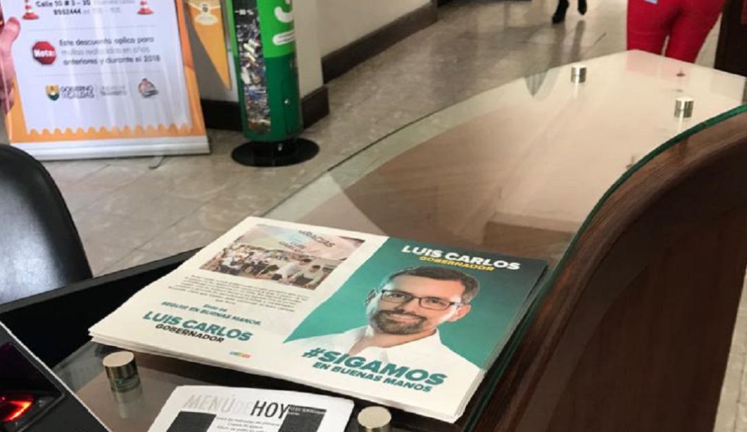 Publicidad en la recepción del edificio Licorera de la Gobernación de Caldas