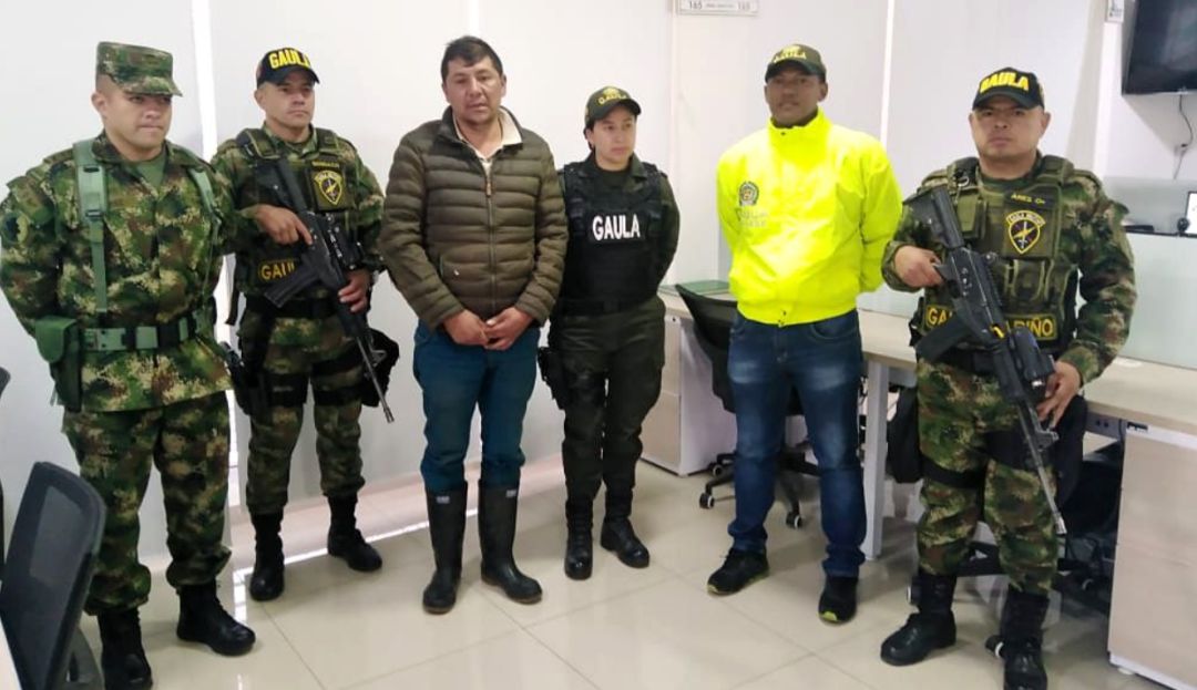 Oscar Lombana (centro), candidato que se autosecuestró