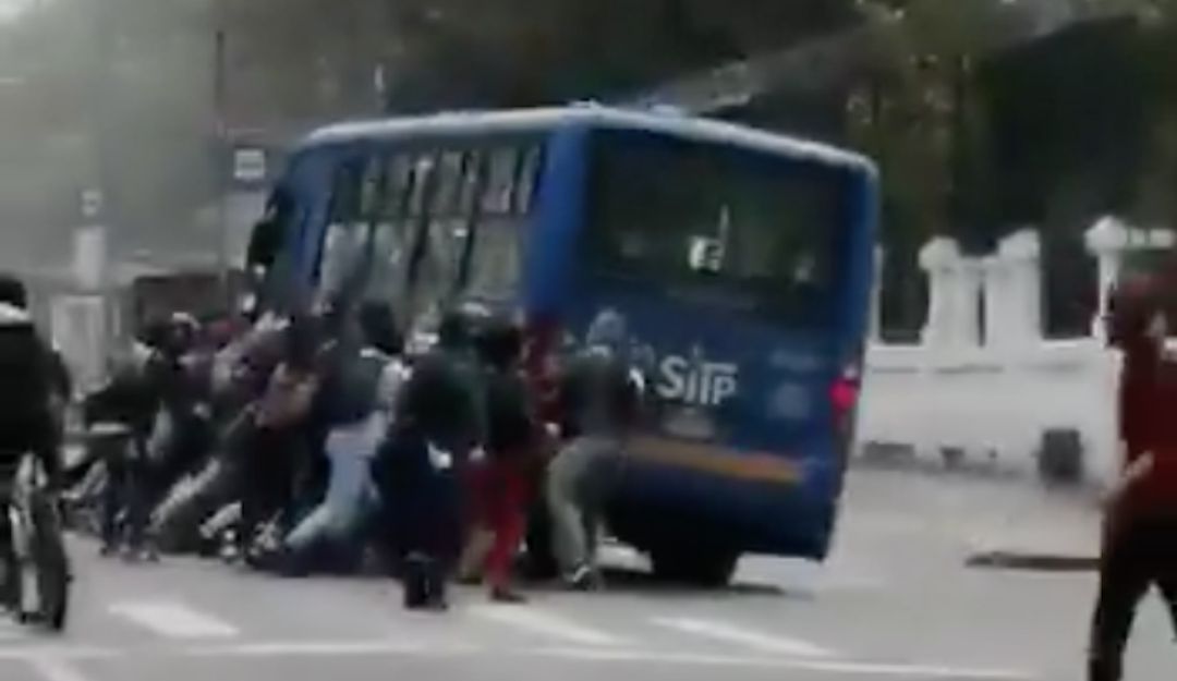 Tratan de tumbar SITP: Intentaron tumbar bus del SITP