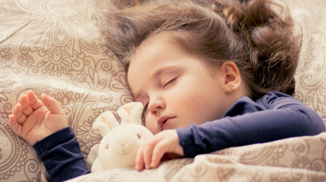 ¿Su hijo es mayor de cinco años y sigue mojando la cama?