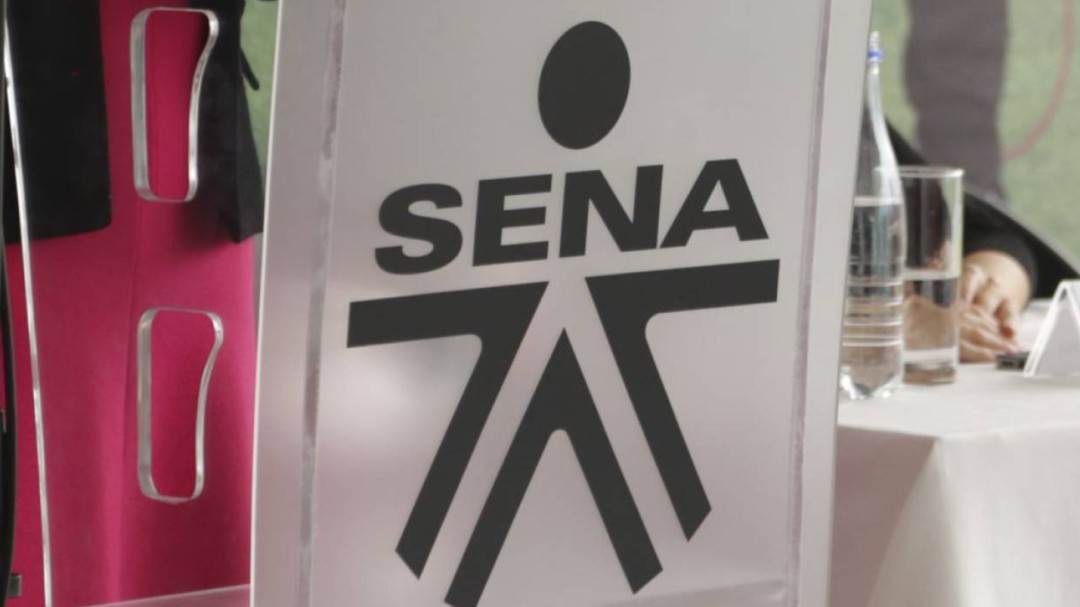 Con fotocopias y radio, estudiantes siguen con clases del Sena
