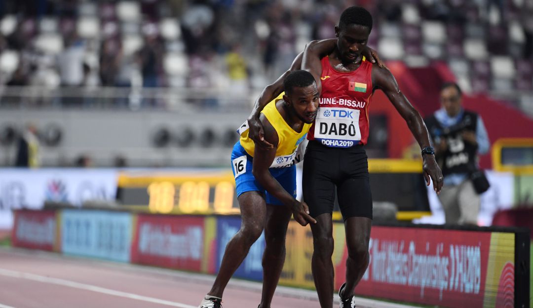 Mundiales Atletismo Doha: ¡De aplaudir! Atleta de Aruba terminó la prueba sostenido por un rival
