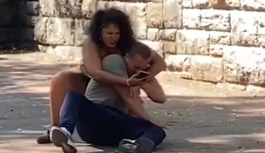Mujer celos Face ID: Mujer pierde el control porque su novio no le dejó ver el celular
