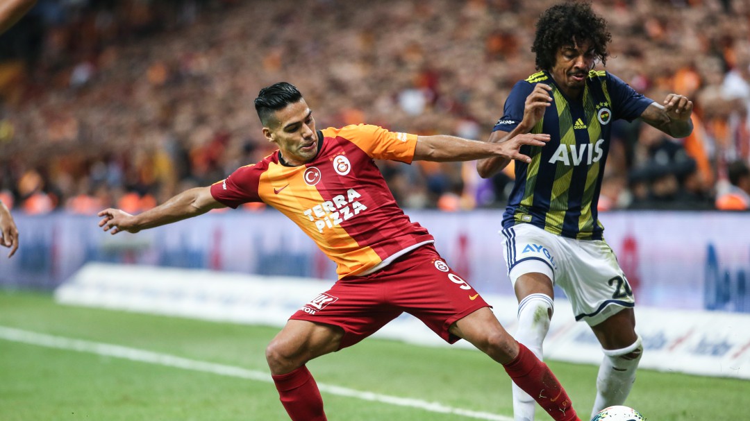Sin goles terminó el primer Superclásico de Turquía con Falcao como titular