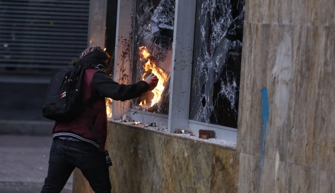 Ataque Icetex: Con piedras y bombas molotov encapuchados atacaron Icetex
