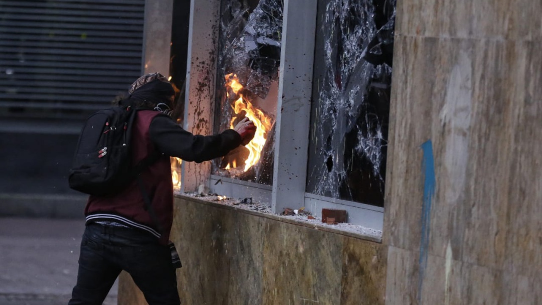 Ante un juez estará el estudiante capturado por lanzar papas bomba en Tunja