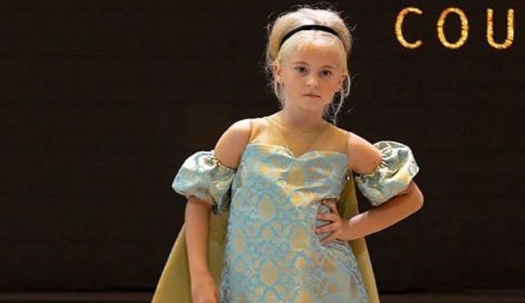 Moda en París Daisy-May Demetre: ¡Ejemplo de superación! niña modelo amputada cautivó en París