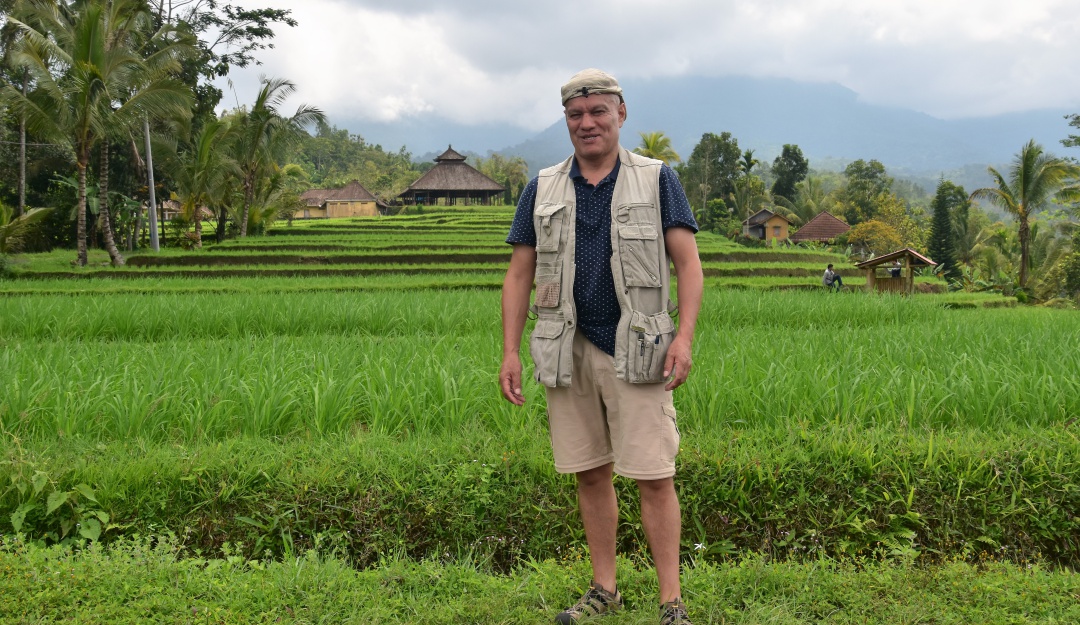 Investigador Luis Cabrera en campos de arroz en la República de La India