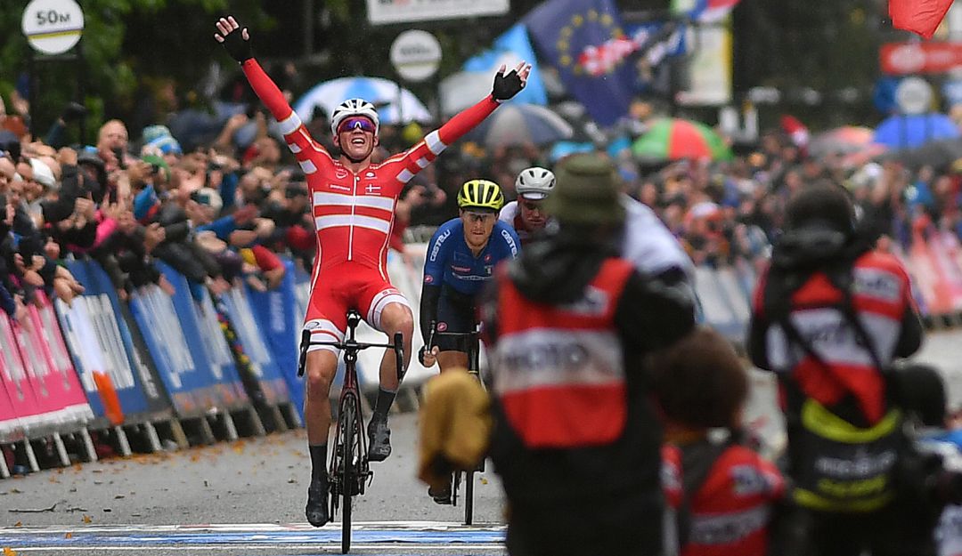 Mads Pedersen gana el mundial de ruta elite masculina: Bajo una intensa lluvia, Mads Pedersen se viste como "arcoíris"