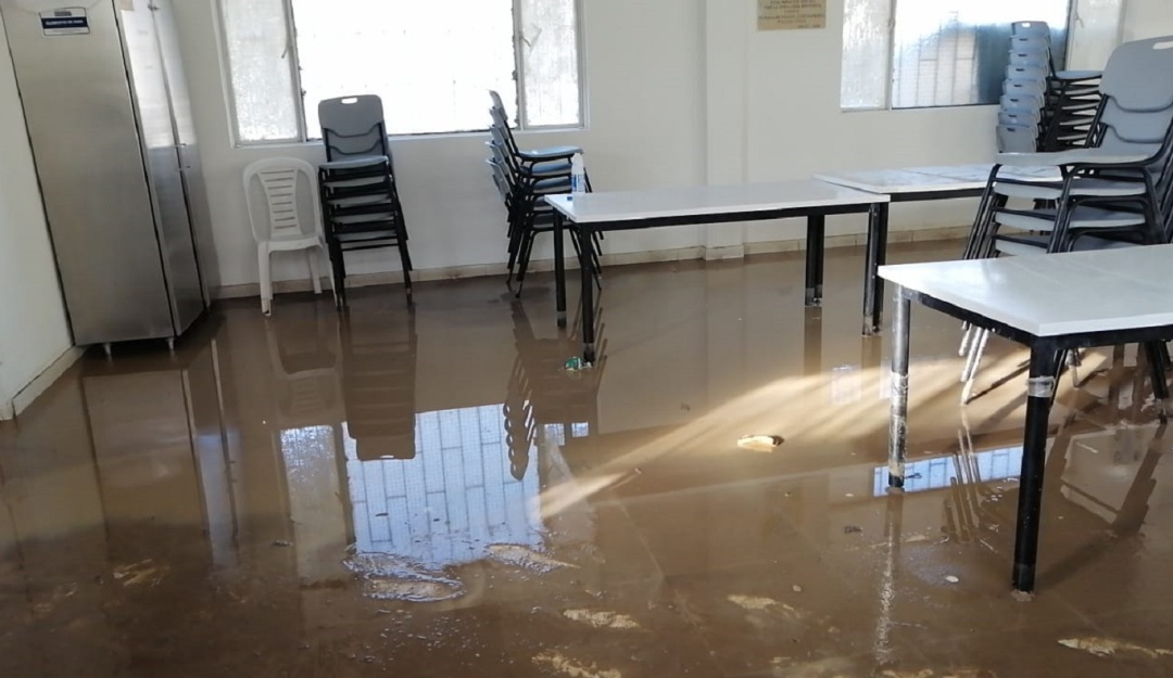 Inundación colegio: ¡Inundado y sin soluciones! Así inició la semana colegio en Soacha