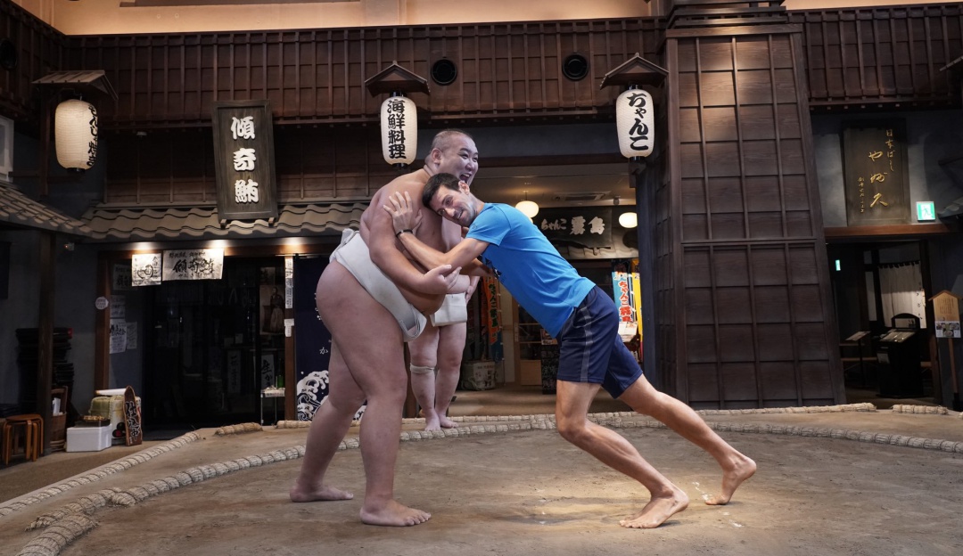 Djokovic sumo Tokio Japón: Peso pesado: Djokovic probó suerte en el sumo